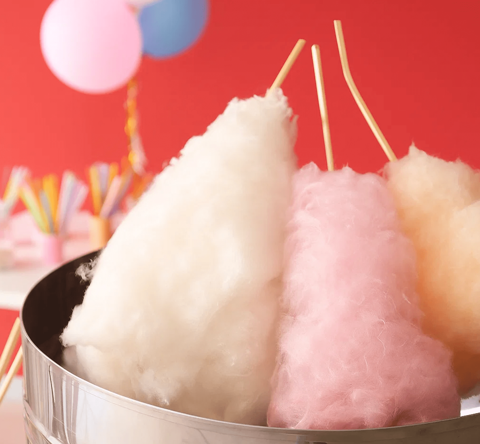 Barbe à papa colorée filée sur place lors d'un événement